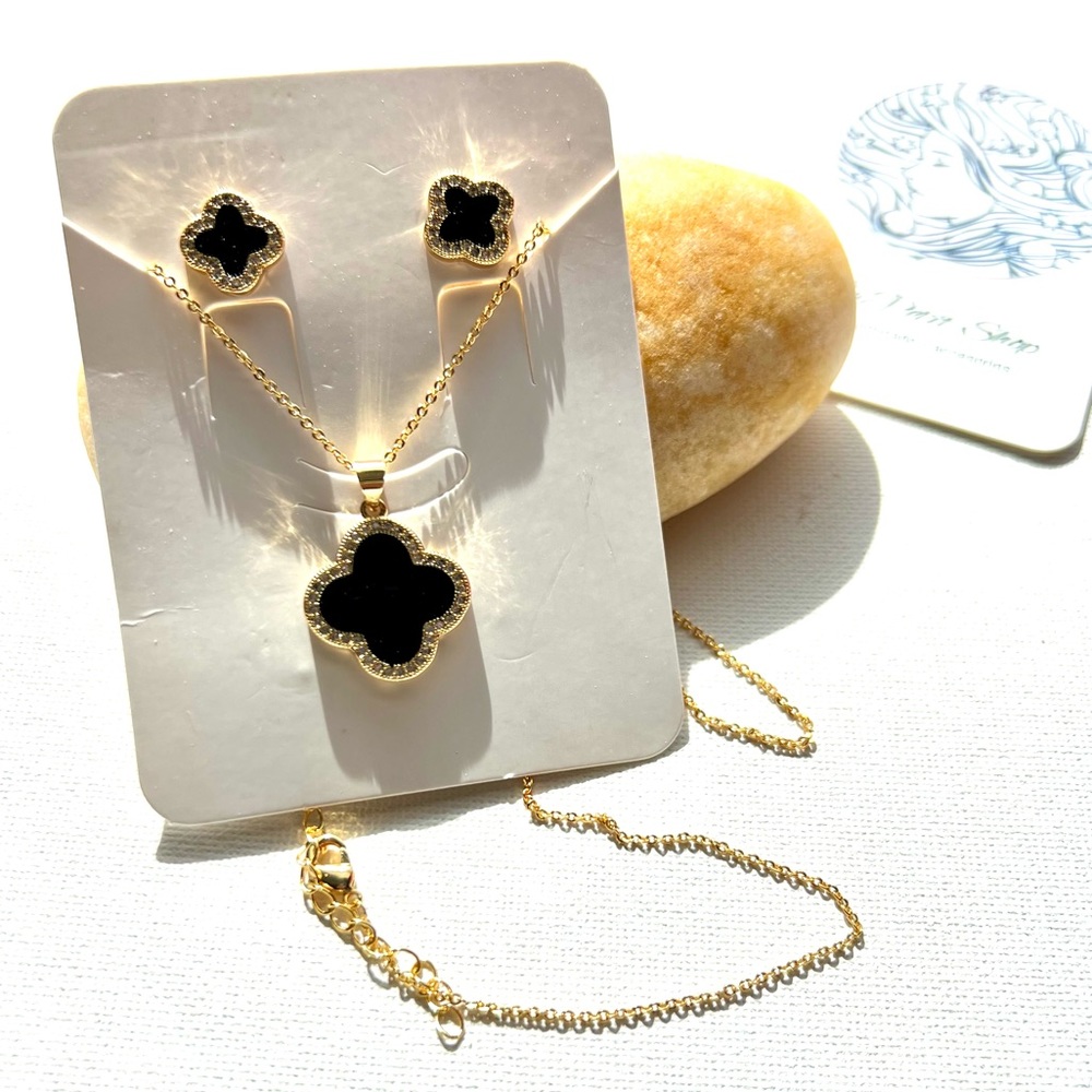 Chain set with pendant and dark clover flower earrings with zirconia.